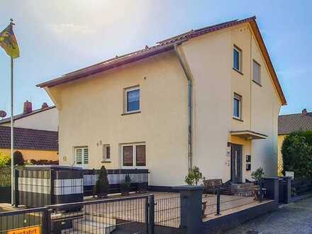 GEPFLEGTES 2-FAMILIENHAUS MIT EINLIEGERWOHNUNG, GARAGEN (2 TGs), 3 TERRASSEN, BALKON UND GARTEN