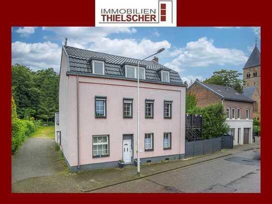 Schönes Platzwunder - Einfamilienhaus mit Innenhof, Dachterrasse und großem Garten am Waldrand