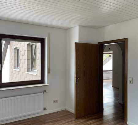 Modernisierte Maisonette-Wohnung mit fünf Zimmern sowie Balkon und EBK in Renningen