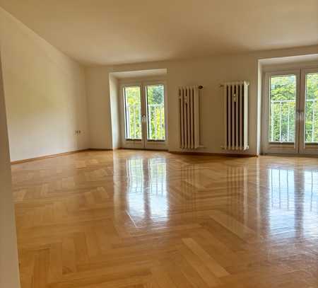 Lichtdurchflutete Dachgeschosswohnung mit Blick in den Hofgarten