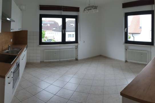 900 € - 98 m² - 4.0 Zi.