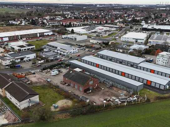 Lager- oder Produktionshalle mit Wohnung und Garagen