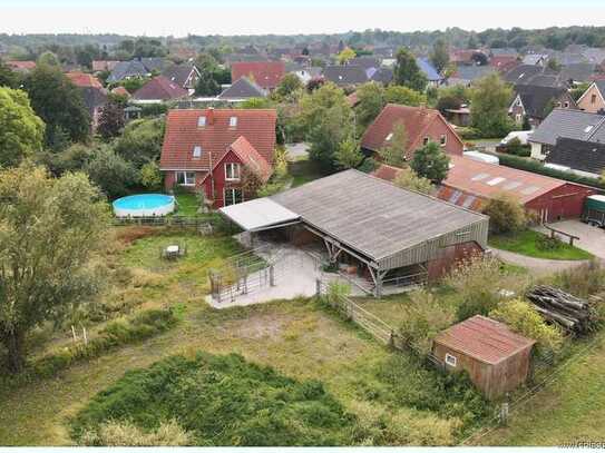 Die Ranch am Stadtrand: 2 Wohnhäuser mit 4ha Hauskoppel, Pferdestall, Reitplatz, Gerätehalle u.v.m.