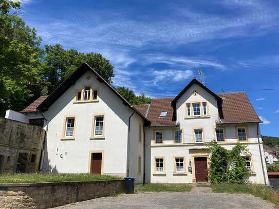 Historisches Gemeindehaus mit Charme – Einzigartige Immobilie in Grumbach.