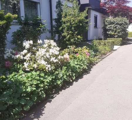 Mod. Bungalow, hell, Garten, Garage, Gartenhaus