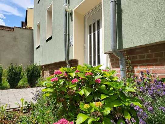 In der Freiraumgalerie: Moderne Wohnung mit Einbauküche