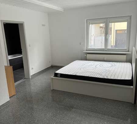 Sanierte Wohnung mit einem Zimmer und Einbauküche in Darmstadt-Eberstadt