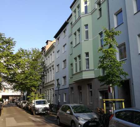 2 Zimmer renovierte Altbauwohnung mit Erker in schöner ruhiger Alleestrasse