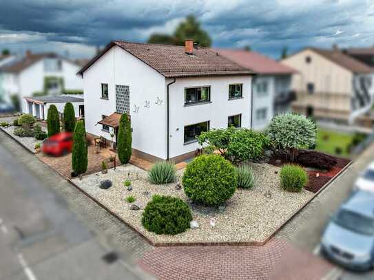 Gepflegtes Zweifamilienhaus mit großem Garten und Doppelgarage & Stellplätze