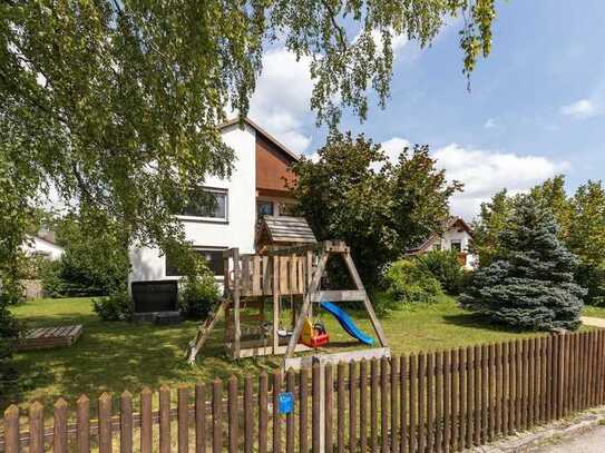 Provisionsfrei - Zweifamilienhaus mit großem Garten in bester Lage