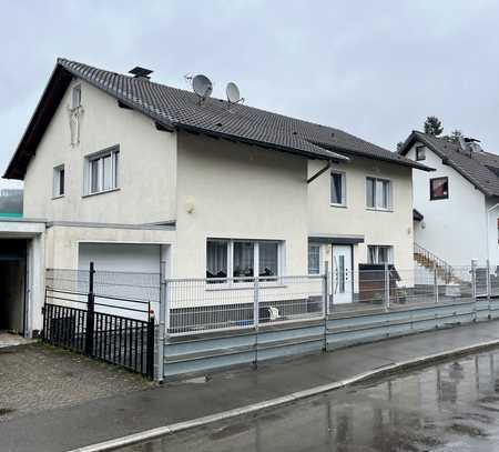 Schönes Zweifamilienhaus mit großem Grundstück, Sauna, Garage, Sommerküche. TOP LAGE