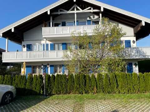 Sanierte 2-Raum-Erdgeschosswohnung mit Terrasse und Bergblick in Marquartstein