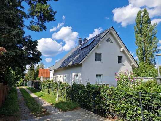 Gelegenheit: Charmantes Zweifamilienhaus mit Wasserzugang und Bootssteg in Niederlehme!