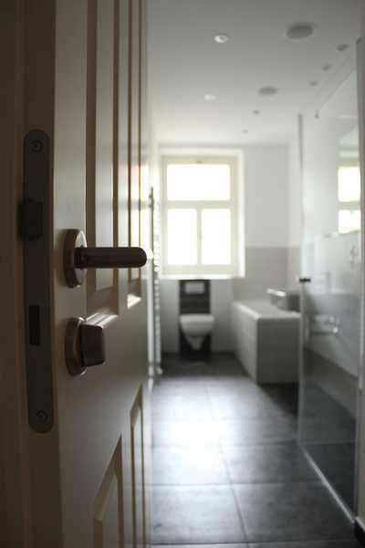 Vermietete 3 Zimmer-Wohnung mit Balkon und Stellplatz, kernsaniert 2015, Energieklasse B