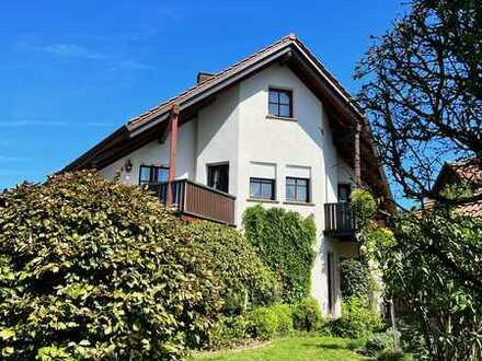 Hochwertiges Einfamilienhaus mit Nebengebäuden und Doppelgarage in Fuchsstadt