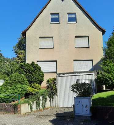 ausbaufähiges Zweifamilienhaus auf einem großen Parkgrundstück