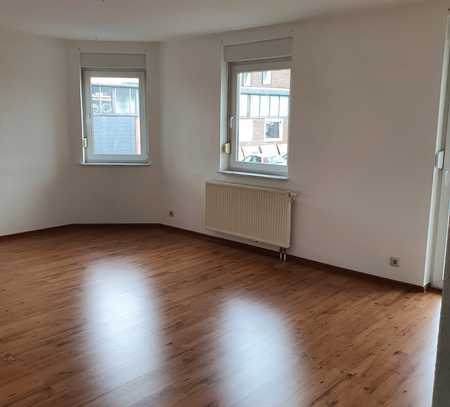 Gut geschnittene 2 Zimmer Wohnung mit Balkon, Einbauküche und Stellplatz