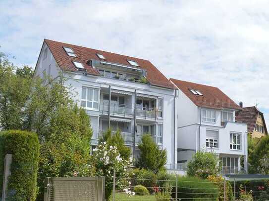 In Esslingen: Helle Hochparterre-Wohnung mit drei Zimmern, Balkon und Terrasse