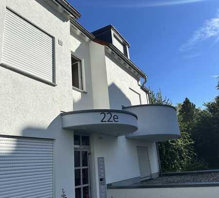 Stilvolle, modernisierte 2-Zimmer-Wohnung mit Balkon und Einbauküche in Usingen