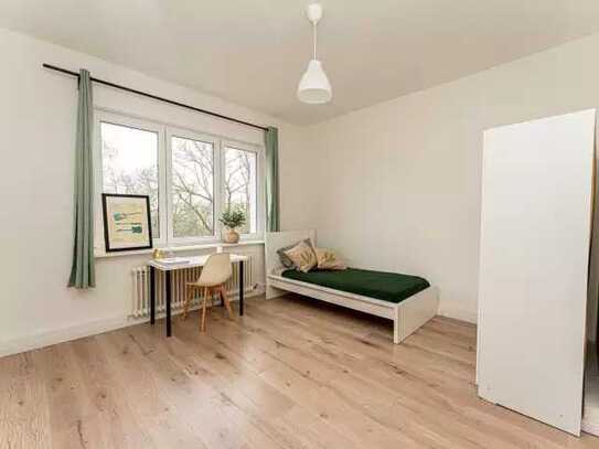 Schönes 12m² WG-Zimmer in 75m² 3-er WG