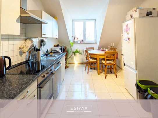 Stilvolle Dachgeschosswohnung mit Einbauküche in historischem Altbau