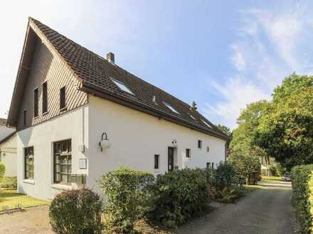Zweifamilienhaus zum Wohnen und Arbeiten mit weitläufigem Grundstück in guter Lage von Langenhorn