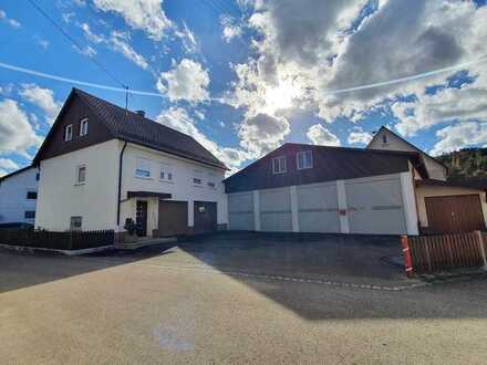 "Wohnhaus mit diversen Lagerflächen/Garagen"