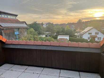 Rarität: freie DG-Wohnung mit toller Terrasse in ruhiger, grüner Lage !