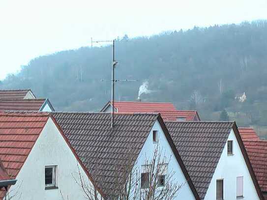 Gepflegte 2,5-Zimmer-Maisonette-Wohnung mit Balkon und EBK in Hessigheim