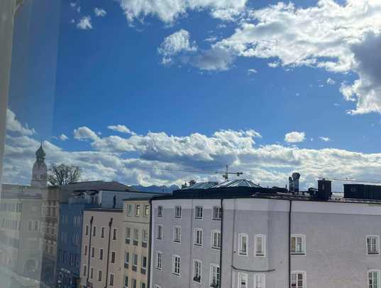 Galerie-WHG im Herzen Rosenheims mit Bergblick