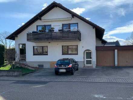 Zweifamilienhaus mit großem Grundstück und Doppelgarage