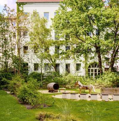 Wohnung mit unausgebautem DG darüber: ruhig, sonnig und direkt am Volkspark Friedrichshain!