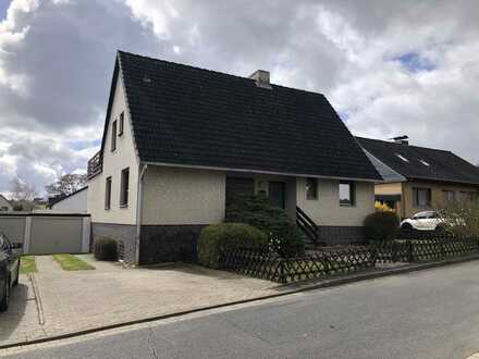 Schönes Einfamilienhaus mit Vollkeller und Garage