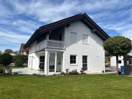 Freistehendes Einfamilienhaus mit Garten, Sonnenterrasse und Doppelgarage in 94569 Stephansposching