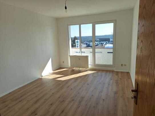 TOP- sanierte 2-R-Wohnung mit Balkon in Münchenbernsdorf zu mieten !