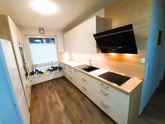 In zentraler Lage: Eigentumswohnung 
97 m², EG 4 Zimmer, 
überdachte Terrasse und Stellpla