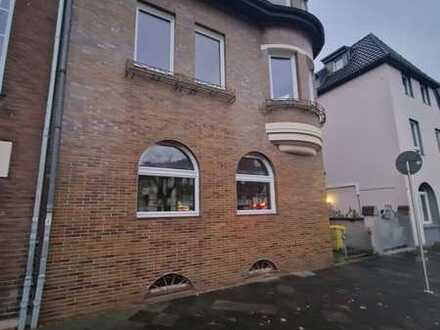 Geschmackvolle EG-Wohnung mit drei Zimmern sowie Balkon und Einbauküche in Neuss