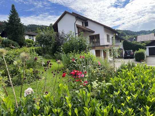 Attraktives Anwesen mit 3 Wohnungen und einem Gästeappartement sowie 2 Garagen und Carport in