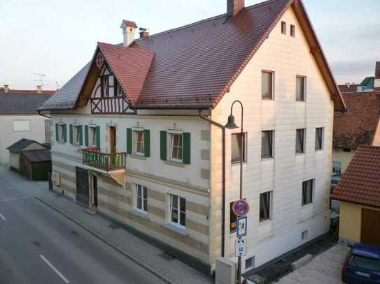 Wohnen mit vielen Zimmern in historischem Altbau