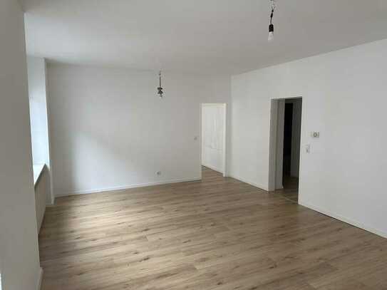 +++ Top 3-Zimmer Wohnung, neuer Fussboden, Etagenheizung, komplett neu renoviert +++