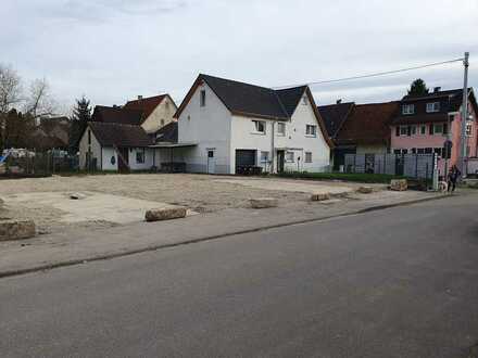 Großer Parkplatz/ Stellplätze in zentraler Lage