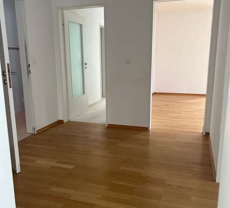 ILIEV IMMOBILIEN: Schön geschnittene 5-Zimmer-Dachterrassenwohnung in HARLACHING (Harthauser Straße)