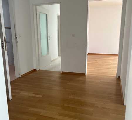 ILIEV IMMOBILIEN: Schön geschnittene 5-Zimmer-Dachterrassenwohnung in HARLACHING (Harthauser Straße)