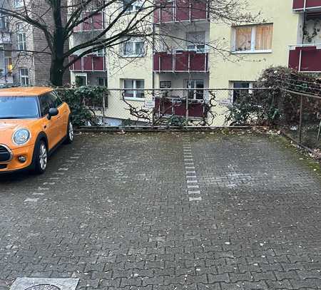 Parkplatz im Innenhof, aber sehr zentral