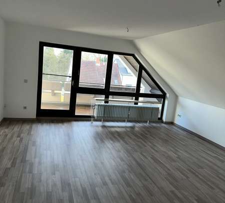 Neuwertige 2 Zimmer Dachgeschosswohnung mit Tageslichtbad / Balkon / Einbauküche u. Garage