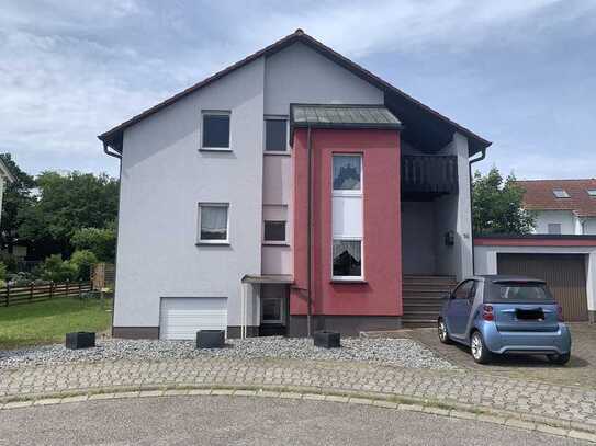 Freistehendes Mehrfamilienhaus mit Garten und Garage