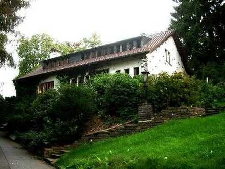 Großzügige Dachgeschosswohnung in elegantem Landhaus