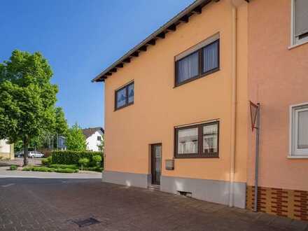 Sanierungsbedürftige Doppelhaushälfte im Ortskern.
