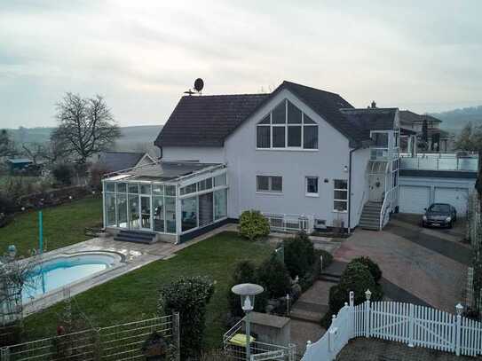 Exklusives Zweifamilienhaus mit traumhaftem Garten und herrlichem Ausblick