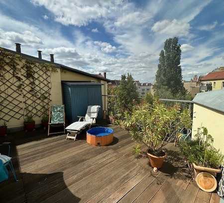 Altbau mit zwei Balkonen und großzügiger Dachterrasse